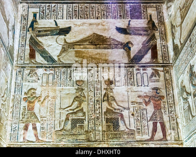 Un rilievo sulla parete di una camera interna di Dendera tempio complesso in Egitto. Foto Stock