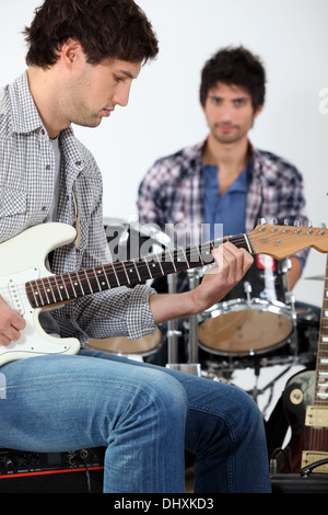 Giovani uomini di riproduzione di musica Foto Stock