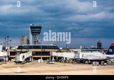Terminale e la torre di controllo dell'aeroporto di Philadelphia, Pennsylvania, Stati Uniti d'America Foto Stock