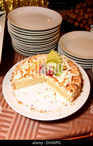 Le torte di frutta tagliata in un piatto bianco. Foto Stock