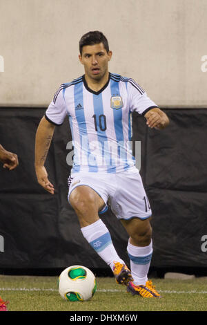 Un tirante, 0-0, . Xv Nov, 2013. Argentina avanti Sergio Aguero (10) in azione durante il Gillette di calcio internazionale serie di game tra Argentina e Ecuador al MetLife Stadium di East Rutherford, New Jersey. La partita finisce in parità, 0-0. (Christopher Szagola/Cal Sport Media) © csm/Alamy Live News Foto Stock