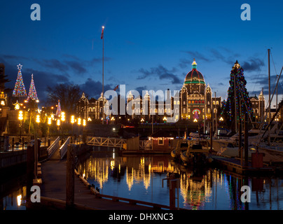 Una vista del British Columbia e il palazzo del Parlamento, adornata con le luci del Natale e il Victoria Inner Harbour. Foto Stock