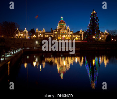 Una vista del British Columbia e il palazzo del Parlamento, adornata con le luci del Natale e il Victoria Inner Harbour. Foto Stock