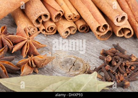 Erbe e spezie su legno vecchio sfondo tabella Foto Stock