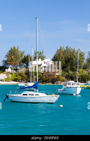 Imbarcazioni da diporto ormeggiata in una tranquilla insenatura lungo il litorale di Bermuda. Foto Stock