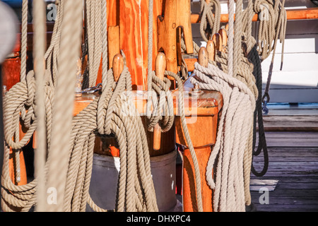 Alberi e corde di una grande nave a vela in Amaliehaven, Copenhagen, Danimarca Foto Stock