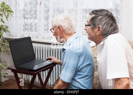 Due anziani di imparare a usare un computer. Foto Stock