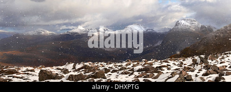 Una vista panoramica di Liath Beinn Mhor, Sgorr Ruad e Maol Chean Dearg d'inverno. Highlands scozzesi Foto Stock