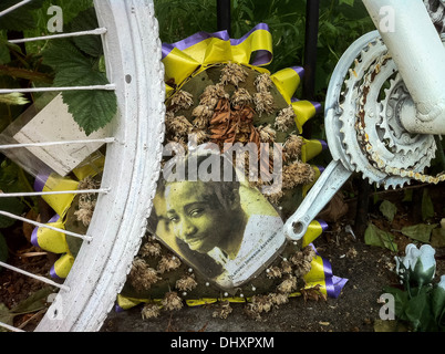 Ghost Bike strada memoriali restano numerose a Londra Foto Stock