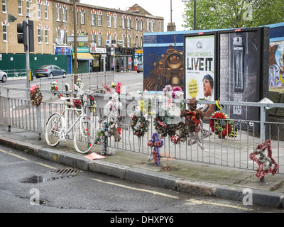 Ghost Bike strada memoriali restano numerose a Londra Foto Stock