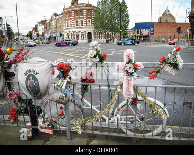 Ghost Bike strada memoriali restano numerose a Londra Foto Stock