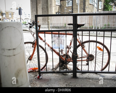 Ghost Bike strada memoriali restano numerose a Londra Foto Stock