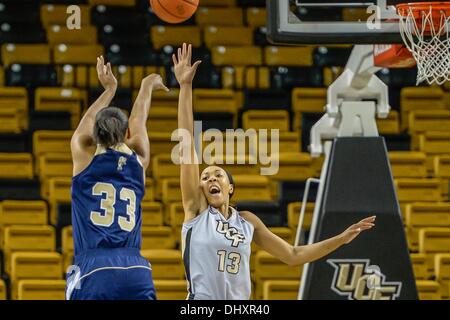 Novembre 15, 2013 - Orlando, FL, U.S: FIU inoltra/center Brianna Wright (33) spara su UCF avanti Brittni Montgomery (13) durante la seconda metà delle donne di pallacanestro del NCAA di azione di gioco tra le UIF pantere e la UCF Cavalieri. UCF sconfitto FIU 71-66 a CFE Arena di Orlando, Fl. Foto Stock