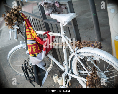 Ghost Bike strada memoriali restano numerose a Londra Foto Stock