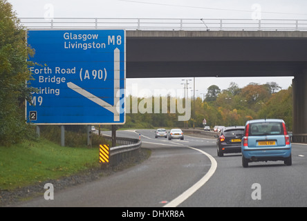 Auto che si avvicinano il Forth Road Bridge girando sulla M8 a Glasgow, Scotland, Regno Unito. Foto Stock