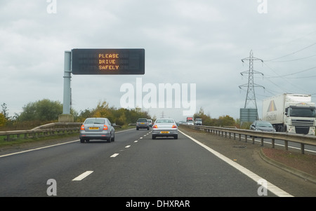 Si prega di guidare in modo sicuro cartello autostradale, Scotland, Regno Unito. Foto Stock