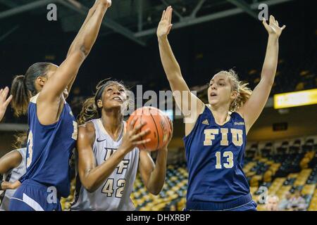 Novembre 15, 2013 - Orlando, FL, U.S: UCF avanti Stephanie Taylor (42) è difeso al di sotto del cesto da FIU inoltra/center Brianna Wright (33) e UIF guard/avanti Janka Hegedgus (13) durante la seconda metà delle donne di pallacanestro del NCAA di azione di gioco tra le UIF pantere e la UCF Cavalieri. UCF sconfitto FIU 71-66 a CFE Arena di Orlando, Fl. Foto Stock