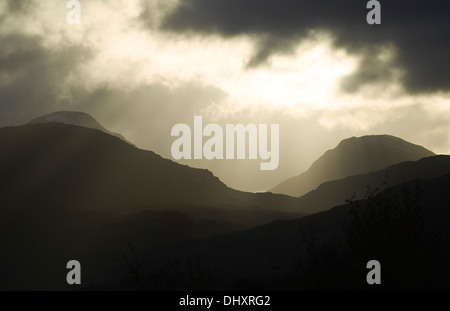 Il sole del mattino la rottura attraverso il cloud computing nelle Highlands Scozzesi. Inizia un nuovo giorno. Foto Stock