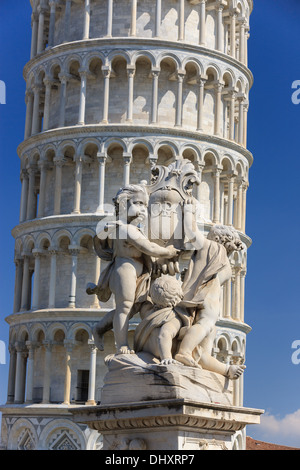 OPA statua in Piazza dei Miracoli con la torre pendente di Pisa, Italia Foto Stock