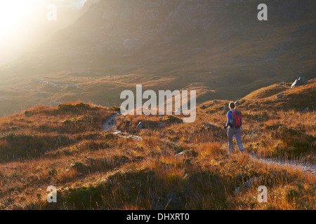 Un escursionista avvicinando Beinn Damh attraverso il divieto di pedaggio nei pressi di Torridon nelle Highlands scozzesi, UK. Foto Stock