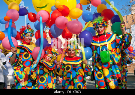 Il carnevale, persone vestite come clown, Isla Cristina Huelva-provincia, regione dell'Andalusia, Spagna, Europa Foto Stock