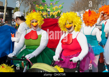 Il carnevale, le donne vestite di pollo, Isla Cristina Huelva-provincia, regione dell'Andalusia, Spagna, Europa Foto Stock