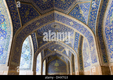 Dettaglio della cuerda seca piastrelle in arcade, Masjid-i Shah, Isfahan, Iran Foto Stock