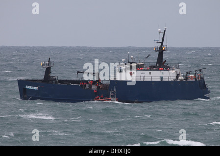 Un guardacoste Waesche smallboat equipaggio sbarchi non essenziali da equipaggi disabili peschereccio Alaska nebbia sul mare di Bering vicino Amak Isola, Alaska, nov. 11, 2013. Il Waesche, è un 418-piede Legenda classe di sicurezza nazionale da taglio Foto Stock