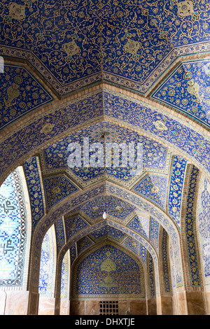 Dettaglio della cuerda seca piastrelle in arcade, Masjid-i Shah, Isfahan, Iran Foto Stock