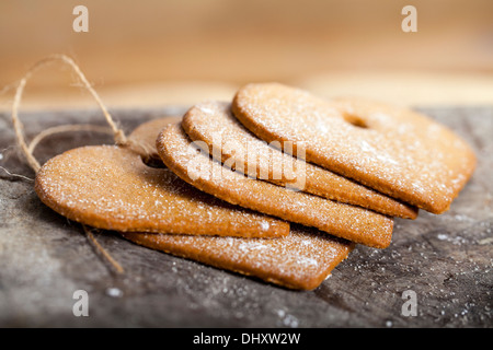 A forma di cuore i cookie sul pannello di legno Foto Stock