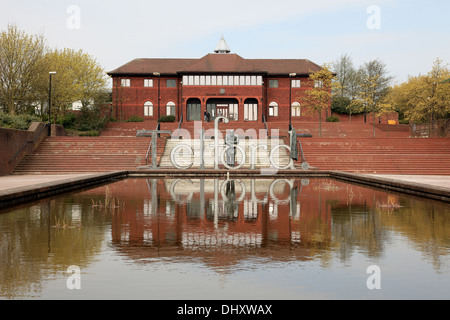 Una statua del grande ingegnere Thomas Telford appoggiata sulle lettere della città in Shropshire chiamato dopo di lui Foto Stock