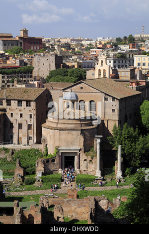 Vista del Tempio di Romolo, Foro Romano, Roma, Italia Foto Stock