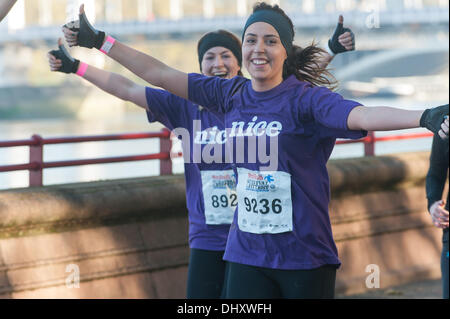 Parco di Battersea, Londra, Regno Unito. Il 16 novembre 2013. I corridori gara attorno a Battersea Park che prendono parte alla salute dell'uomo la sopravvivenza del più forte avventura gara. Credito: Matteo Chattle/Alamy Live News Foto Stock