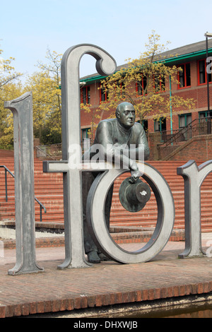 Una statua del grande ingegnere Thomas Telford appoggiata sulle lettere della città in Shropshire chiamato dopo di lui Foto Stock
