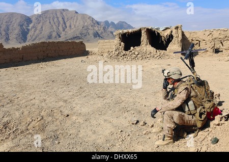 Un marine statunitense con il Primo Battaglione, 9° Reggimento Marine colloqui su una radio durante una missione di compensazione in un villaggio Novembre 6, 2013 nella provincia di Helmand, Afghanistan. Foto Stock