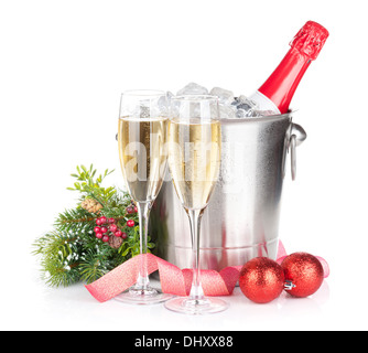 Bottiglia di Champagne nel secchiello del ghiaccio, due bicchieri e decorazioni di Natale. Isolato su sfondo bianco Foto Stock