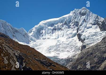 Vertice Ranrapalca (6162m) nelle Ande peruviane, Sud America. Foto Stock