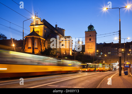 Traffico di sera sulla solidarietà Avenue e illuminato la St Anne Chiesa di Varsavia, Polonia. Foto Stock