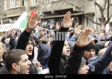 Sofia, Bulgaria. Il 16 novembre 2013. Membri del 'Levski Ultras' buttare un saluto di Hitler durante un altro governo anti-marzo a Sofia. Questi i fan più accaniti del Levski Sofia football club sono considerati neo nazisti. (Immagine Credito: Johann Brandstatter / Alamy Live News) Foto Stock