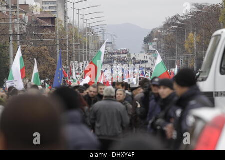Sofia, Bulgaria. Il 16 novembre 2013. Decine di migliaia di sostenitori del Governo di raccogliere a Sofia's Eagle's Bridge e il bloccaggio di uno dei principali incroci nella capitale bulgara. Un dimostrante accennato che alcuni partecipanti hanno pagato per venire al rally mentre i dipendenti governativi sono stati praticamente costretti a partecipare. (Immagine Credito: Johann Brandstatter / Alamy Live News) Foto Stock