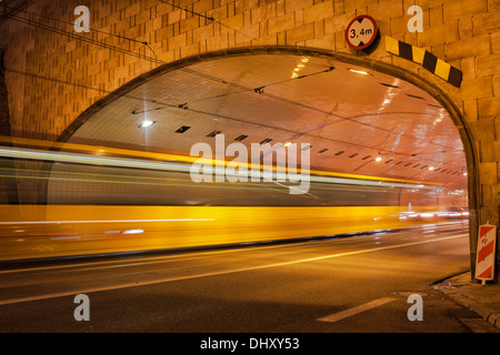 Di notte la luce del traffico percorsi su una strada sotto tunnel nel centro di Varsavia, Polonia. Foto Stock