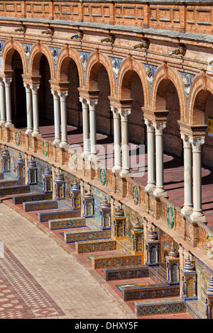 Colonnato e panchine in piastrelle di Plaza de Espana pavilion di Siviglia, in Andalusia, Spagna. Foto Stock