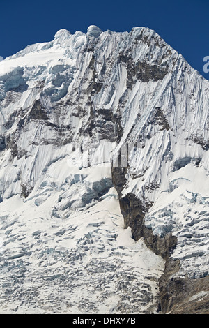 Vertice Ranrapalca (6162m) nelle Ande peruviane, Sud America. Foto Stock