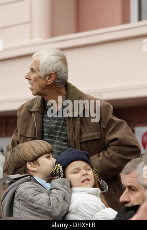 Sofia, Bulgaria. Il 16 novembre 2013. Molti dimostranti sono non prestando molta attenzione a ciò che sta accadendo durante il rally di sostenitori del governo, organizzato dalla sentenza bulgaro partito socialista, l'ex-comunisti. (Immagine Credito: Johann Brandstatter / Alamy Live News) Foto Stock