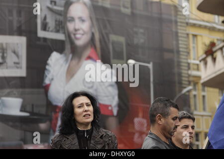 Sofia, Bulgaria. Il 16 novembre 2013. Una donna guarda il rally di sostenitori del governo nel centro di Sofia, dal suo punto di osservazione. (Immagine Credito: Johann Brandstatter / Alamy Live News) Foto Stock