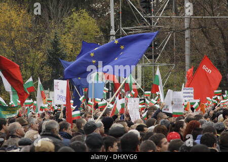 Sofia, Bulgaria. Il 16 novembre 2013. Sostenitori del governo sventolando bandiere bulgaro mentre canti patriottici sono riprodotti. Il rally organizzato dalla sentenza bulgaro Partito Socialista era ovviamente ben organizzati e ben poco avevano a che fare con una spontanea mostra di sostegno politico. (Immagine Credito: Johann Brandstatter / Alamy Live News) Foto Stock
