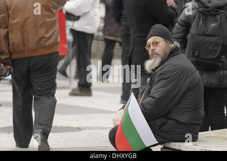 Sofia, Bulgaria. Il 16 novembre 2013. Il dimostratore con una bandiera bulgara in attesa per la marcia di protesta per iniziare. Dopo più di un'ora di discorsi i manifestanti hanno sfilato lentamente verso il parlamento, passando il Kliment Ochridski University, uno dei centri dei disordini negli ultimi mesi. (Immagine Credito: Johann Brandstatter / Alamy Live News) Foto Stock