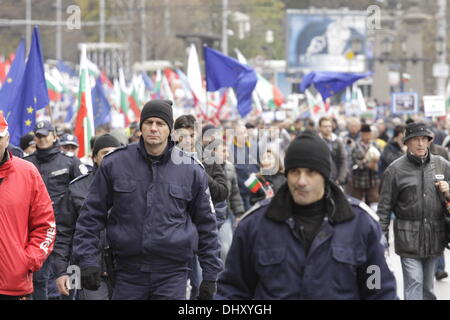 Sofia, Bulgaria. Il 16 novembre 2013. Manifestanti hanno marciato verso il Parlamento, passato Kliment Ochridski University, uno dei centri dei disordini negli ultimi mesi. La polizia ha fatto una massiccia dimostrazione di forza per dissuadere qualsiasi interruzione dal governo anti-attivisti. (Immagine Credito: Johann Brandstatter / Alamy Live News) Foto Stock