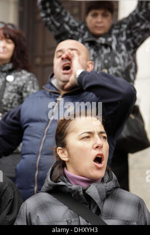 Sofia, Bulgaria. Il 16 novembre 2013. Una manciata di emotivo e piuttosto vocal dimostranti anti-governativi gridando "segno, dimettersi' e 'Good bye, Good bye' dalle scale di fronte Kliment Ochridski University, uno dei centri dei disordini negli ultimi mesi. (Immagine Credito: Johann Brandstatter / Alamy Live News) Foto Stock