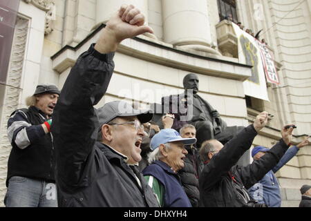 Sofia, Bulgaria. Il 16 novembre 2013. Una manciata di emotivo e piuttosto vocal dimostranti anti-governativi gridando "segno, dimettersi' e 'Good bye, Good bye' dalle scale di fronte Kliment Ochridski University, uno dei centri dei disordini negli ultimi mesi. (Immagine Credito: Johann Brandstatter / Alamy Live News) Foto Stock